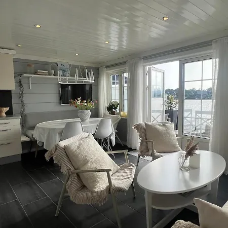 Idyllic On The Waterfront With Boat 펜션