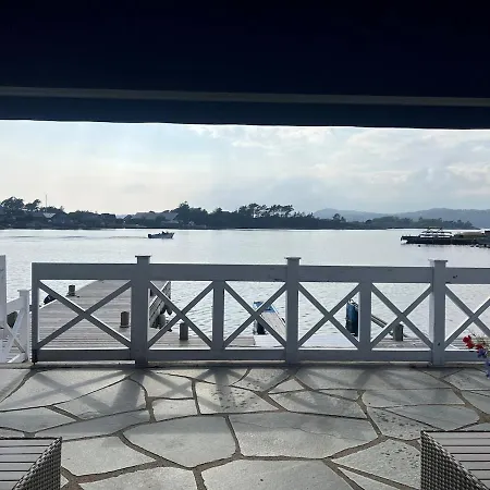펜션 Idyllic On The Waterfront With Boat