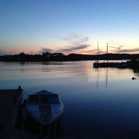 Idyllic On The Waterfront With Boat 펜션